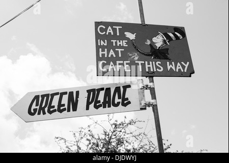 Cat in the Hat café Signpost al Glastonbury Festival, Somerset, Inghilterra, Regno Unito. Foto Stock