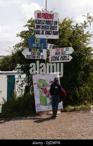 Cartello presso il festival di Glastonbury, Somerset, Inghilterra, Regno Unito. Foto Stock