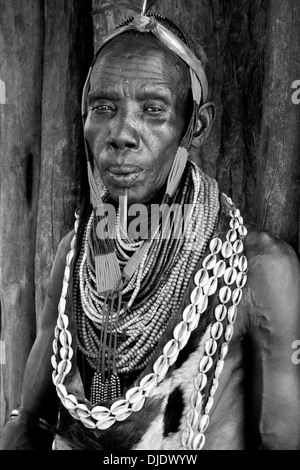 Ritratto in bianco e nero di un anziano della tribù Karo Donna, Valle dell'Omo, Etiopia Foto Stock