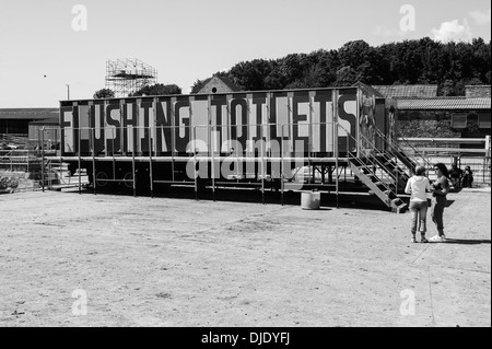 Sciacquone del water al Glastonbury Festival 2004, l'azienda agricola degna, Somerset, Inghilterra, Regno Unito. Foto Stock