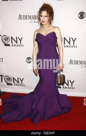 Bernadette Peters 66 Annuale di Tony Awards, tenutasi al Beacon Theatre - Arrivi New York City, Stati Uniti d'America - 10.06.12 Foto Stock