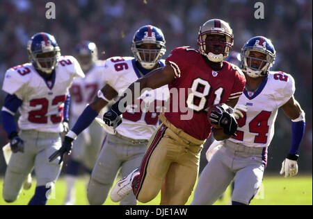 Jan 05, 2003; San Francisco, CA, Stati Uniti d'America; 49ers #81 Terrell Owens (CQ) outruns New York Giants difesa per un touchdown nel primo periodo della loro playoff del gioco del calcio a San Francisco, California, domenica 5 gennaio 2003. Il 49ers è andato a vincere il gioco 39-38. Foto Stock