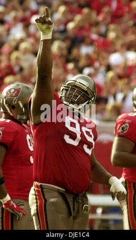 Jan 12, 2003; Tampa Bay, FL, Stati Uniti d'America; Tampa Bay Da Buccaneer Warren Sapp opere la folla durante la loro divisione gioco di spareggio contro il San Francisco quaranta Niners a Raymomd James Stadium di Tampa Flordia domenica gennaio 12,2003. Foto Stock