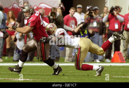 Jan 12, 2003; Tampa Bay, FL, Stati Uniti d'America; Tampa Bay Da Buccaneer Mike Alstott va su campo come 49er Julian Peterson cerca di rendere il affrontare nel primo trimestre la loro divisione playoff game al Raymond James Stadium domenica gennaio 12,2003. Foto Stock