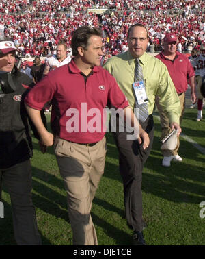 Jan 12, 2003; Tampa Bay, FL, Stati Uniti d'America; quaranta Niner head coach Steve Mariucci passeggiate fuori campo dopo il 49ers perso al Tampa Bay Buccaneers 31-6 presso Raymond James Stadium domenica gennaio 12,2003. A destra è il direttore delle pubbliche relazioni, Kirk Reynolds. Foto Stock