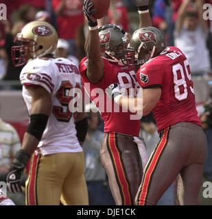 Jan 12, 2003; Tampa, FL, Stati Uniti d'America; Tampa Bay Da Buccaneer #88 Rickey Dudley ottenere congratulato da #85 Ken Dilger dopo un secondo trimestre T.D. come 49er #98 Julian Peterson si allontana. I bucanieri stavano conducendo il gioco 21-6 nel loro gioco domenica Jan 12 2003 presso Raymond James Stadium di Tama Fl. Foto Stock