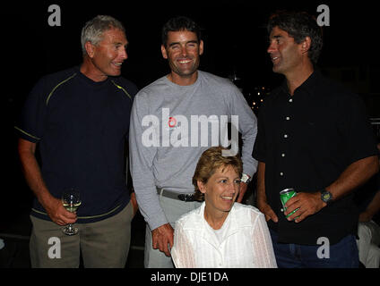 Jan 19, 2003; Auckland, Nuova Zelanda; team svizzero Alinghi capitano RUSSELL COUTTS celebra il suo Louis Vuitton Cup vincendo la vittoria con i suoi due fratelli e sua sorella. Foto Stock