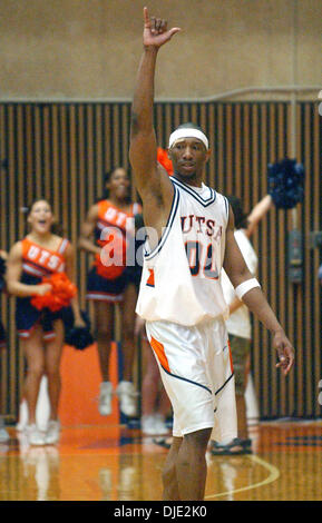 Mar 12, 2004; San Antonio, TX, Stati Uniti d'America; di pallacanestro degli uomini: UTSA San Antonio player LeRoy Hurd saluta come egli cammina fuori dalla Corte dopo che il suo team beat SFA il venerdì notte. UTSA ha vinto il Southland Conference Championship battendo SFA (Stephen F. Austin), 74-70. Foto Stock