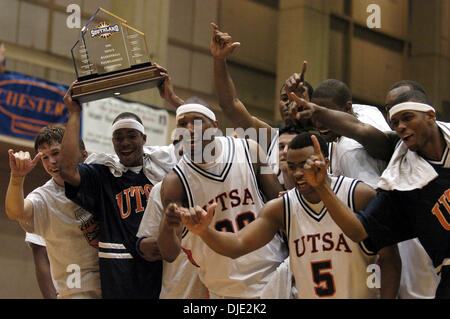 Mar 12, 2004; San Antonio, TX, Stati Uniti d'America; di pallacanestro degli uomini: UTSA giocatori paranco il campionato trofeo nella celebrazione presso la convocazione UTSA Center. UTSA ha vinto il Southland Conference Championship battendo SFA (Stephen F. Austin), 74-70. Foto Stock