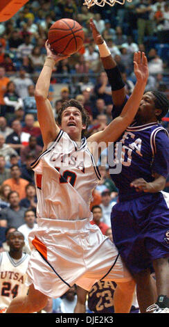 Mar 12, 2004; San Antonio, TX, Stati Uniti d'America; di pallacanestro degli uomini: UTSA's Kurt Attaway batte SFA guard Leonard Brown per l'Hoop Venerdì a UTSA Convocazione Centro. UTSA San Antonio ha vinto il Southland Conference Championship battendo SFA (Stephen F. Austin), 74-70. Foto Stock