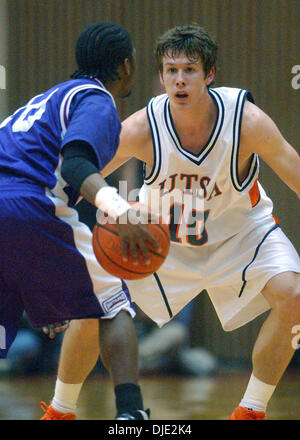 Mar 12, 2004; San Antonio, TX, Stati Uniti d'America; di pallacanestro degli uomini: UTSA freshman guard Kurt Attaway guardie sui frontcourt contro SFA a UTSA Convocazione Centro. UTSA San Antonio ha vinto il Southland Conference Championship battendo SFA (Stephen F. Austin), 74-70. Foto Stock