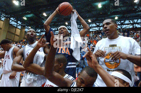 Mar 12, 2004; San Antonio, TX, Stati Uniti d'America; di pallacanestro degli uomini: UTSA giocatori celebrare la loro conferenza conquistando la vittoria su SFA Venerdì a UTSA Convocazione Centro. UTSA San Antonio ha vinto il Southland Conference Championship battendo SFA (Stephen F. Austin), 74-70. Foto Stock