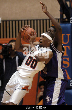 Mar 12, 2004; San Antonio, TX, Stati Uniti d'America; di pallacanestro degli uomini: UTSA's LeRoy Hurd prende un pass di ingresso come SFA di Antonio Burks difende a UTSA Convocazione Centro. UTSA ha vinto il Southland Conference Championship battendo Stephen F. Austin, 74-70. Hurd è stato scelto come miglior giocatore del torneo. Foto Stock