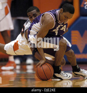 Mar 12, 2004; San Antonio, TX, Stati Uniti d'America; di pallacanestro degli uomini: UTSA David Presidente (5) tenta di rubare la sfera dalla SFA è Marcus Clark (1) nella seconda metà a UTSA Convocazione Centro. UTSA ha vinto il Southland Conference Championship battendo Stephen F. Austin, 74-70. Foto Stock