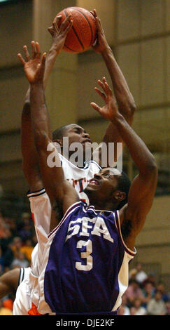 Mar 12, 2004; San Antonio, TX, Stati Uniti d'America; di pallacanestro degli uomini: UTSA Anthony Fuqua (42) tira in un offensiva su rimbalzo della SFA Dedrick Sanders nella seconda metà a UTSA Convocazione Centro. UTSA ha vinto il Southland Conference Championship battendo Stephen F. Austin, 74-70. Foto Stock