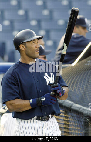 Marzo 12, 2004; Tampa, FL, Stati Uniti d'America; New York Yankees outfielder GARY SHEFFIELD prende Batting Practice prima della formazione della molla di gioco con la Houston Astros Legends Field a Tampa, FL, venerdì 12 marzo, 2004. Yankees sconfitto il Astros 2-1. Foto Stock