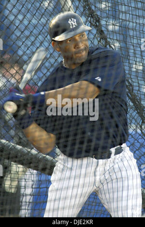 Marzo 12, 2004; Tampa, FL, Stati Uniti d'America; New York Yankees outfielder GARY SHEFFIELD prende Batting Practice prima della formazione della molla di gioco con la Houston Astros Legends Field a Tampa, FL, venerdì 12 marzo, 2004. Yankees sconfitto il Astros 2-1. Foto Stock