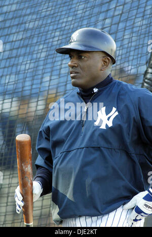 Marzo 12, 2004; Tampa, FL, Stati Uniti d'America; New York Yankees' RUBEN SIERRA prende Batting Practice prima di un allenamento primaverile di gioco con la Houston Astros Legends Field a Tampa, FL, venerdì 12 marzo, 2004. Yankees sconfitto il Astros 2-1. Foto Stock