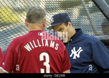 Marzo 12, 2004; Tampa, FL, Stati Uniti d'America; Houston Astros manager JIMY WILLIAMS (3), parla con Yankees manager JOE TORRE, a destra prima di un allenamento primaverile di gioco con la Houston Astros Legends Field a Tampa, FL, venerdì 12 marzo, 2004. Yankees sconfitto il Astros 2-1. Foto Stock