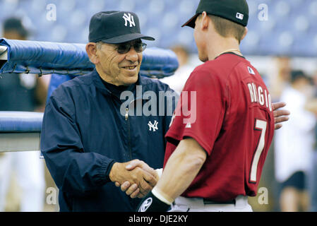 Marzo 12, 2004; Tampa, FL, Stati Uniti d'America; Houston Astros outfielder CRAIG BIGGIO (7) scuote le mani con Yogi Berra prima di un allenamento primaverile di gioco con la Houston Astros Legends Field a Tampa, FL, venerdì 12 marzo, 2004. Yankees sconfitto il Astros 2-1. Foto Stock