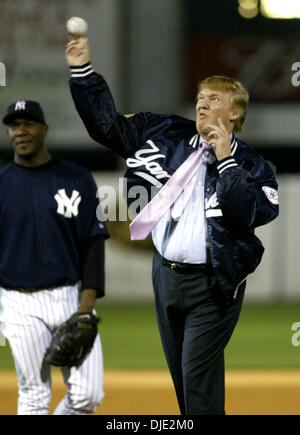 Marzo 12, 2004; Tampa, FL, Stati Uniti d'America; New York Yankees' pitcher JOSE CONTRERAS, sinistra, orologi Donald Trump buttare il primo passo prima di un allenamento primaverile di gioco con la Houston Astros Legends Field a Tampa, FL, venerdì 12 marzo, 2004. Yankees sconfitto il Astros 2-1. Foto Stock