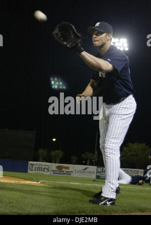 Marzo 12, 2004; Tampa, FL, Stati Uniti d'America; New York Yankees' primo baseman JASON GIAMBI si riscalda prima di un allenamento primaverile di gioco con la Houston Astros Legends Field a Tampa, FL, venerdì 12 marzo, 2004. Yankees sconfitto il Astros 2-1. Foto Stock