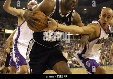 Mar 14, 2004; Sacramento, CA, Stati Uniti d'America; Sacramento Kings DOUG CHRISTIE cerca di rubare la palla da San Antonio Spurs KEVIN WILLIS nella prima metà di Arco Arena. Il Kings battere gli speroni 101-87. Foto Stock