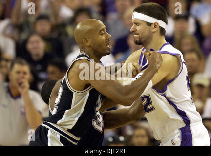 Mar 14, 2004; Sacramento, CA, Stati Uniti d'America; Sacramento Kings BRAD MILLER ottiene in un spintoni con San Antonio Spurs BRUCE BOWEN nella prima metà di Arco Arena. Il KIngs battere gli speroni 101-87. Foto Stock