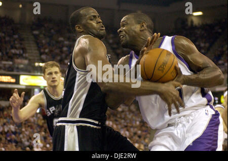 Mar 14, 2004; Sacramento, CA, Stati Uniti d'America; Sacramento Kings CHRIS WEBBER rigidi per il cesto contro San Antonio Spurs ad Arco Arena. Il Kings battere gli speroni 101-87. Foto Stock