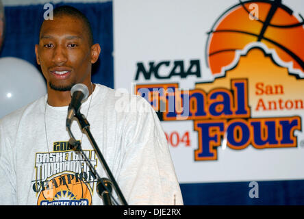 Mar 14, 2004; San Antonio, TX, Stati Uniti d'America; di pallacanestro degli uomini: UTSA's LeRoy Hurd parla di media al Alamodome. UTSA San Antonio giocherà Stanford in finale quattro torneo. Foto Stock