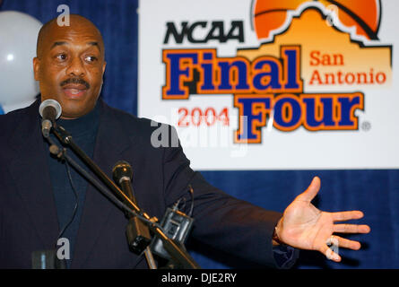 Mar 14, 2004; San Antonio, TX, Stati Uniti d'America; di pallacanestro degli uomini: UTSA's headcoach Tim Carter parla di media al Alamodome. UTSA San Antonio giocherà Stanford in finale quattro torneo. Foto Stock