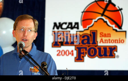 Mar 14, 2004; San Antonio, TX, Stati Uniti d'America; di pallacanestro degli uomini: Pat Frost parla di media circa il finale quattro torneo di Alamodome. UTSA San Antonio giocherà Stanford in finale quattro torneo. Foto Stock