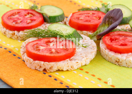 Riso soffiato cracker panini con verdure sulla tovaglia. Foto Stock