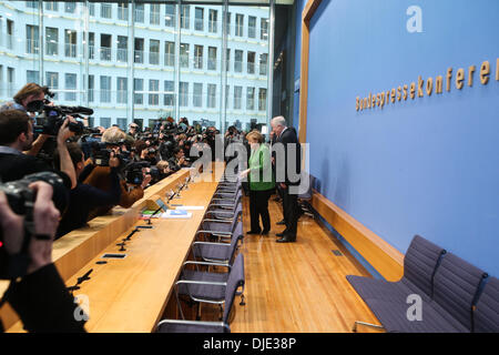 Berlino, Germania. 27 Nov, 2013. Il cancelliere tedesco Angela Merkel (C) partecipa a una conferenza stampa tenutasi a Berlino il 9 novembre 27, 2013. I capi di Stato e di governo di Germania principali partiti provvisoriamente firmato un accordo di coalizione Mercoledì, spianando la strada per la formazione di un nuovo governo due mesi dopo una elezione federale. Credito: Zhang ventola/Xinhua/Alamy Live News Foto Stock