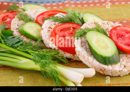 Riso soffiato cracker panini con verdure sulla tovaglia. Foto Stock