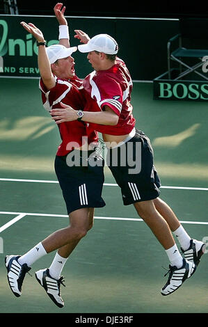 Apr 09, 2004; Delray Beach, FL, Stati Uniti d'America; Davis Cup: noi Coppa Davis raddoppia i giocatori Bob BRYAN, (L), e suo fratello gemello MIKE celebrare dopo aver sconfitto lo svedese raddoppia la squadra di Thomas Johansson e Jonas BJORKMAN, 6-3, 6-4, 6-4, Sabato 10 Aprile 04, in Delray Beach. Il team statunitense assume un 2-1 portano andando nel giorno finale di quarti Concorrenza. Foto Stock