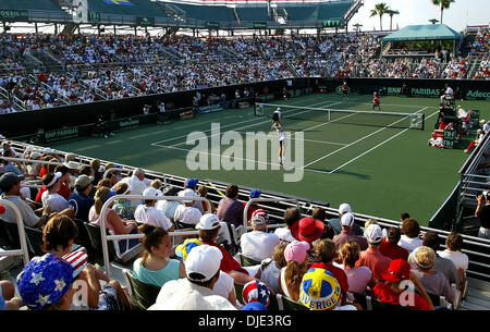 Apr 09, 2004; Delray Beach, FL, Stati Uniti d'America; la Coppa Davis: oltre 6 mila tifosi guardare gli Stati Uniti Coppa Davis raddoppia il team di bob e Mike BRYAN giocare contro il team svedese di Thomas JOHANSSON e Jonas BJORKMAN, durante la quarterfinal match in Delray Beach. Il team statunitense ha vinto in retta fissa 6-3, 6-4, 6-4, e prende un 2-1 portano andando in domenica, il giorno finale di quarti Concorrenza. Foto Stock