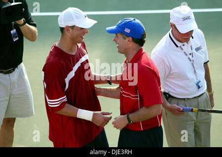 Apr 09, 2004; Delray Beach, FL, Stati Uniti d'America; Davis Cup: noi Coppa Davis raddoppia player MIKE BRYAN, (L), è congratulato da noi team capitano PATRICK MCENROE, dopo i fratelli Bryan ha sconfitto la svedese raddoppia la squadra di Thomas Johansson e Jonas BJORKMAN, 6-3, 6-4, 6-4, Sabato 10 Aprile 04, in Delray Beach. Il team statunitense assume un 2-1 portano andando in domenica, il giorno finale di quarterfinal c Foto Stock