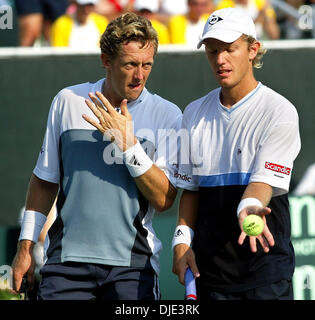 Apr 09, 2004; Delray Beach, FL, Stati Uniti d'America; la Coppa Davis: svedese Coppa Davis raddoppia i giocatori Jonas BJORKMAN, (L), e Thomas JOHANSSON, conferiscono tra punti durante la loro quarterfinal match contro gli Stati Uniti Coppa Davis raddoppia il team di Bob e Mike Bryan, Sabato 10 Aprile 04, in Delray Beach. Il team statunitense ha vinto in retta fissa 6-3, 6-4, 6-4, e prende un 2-1 portano andando in domenica, il giorno finale o Foto Stock