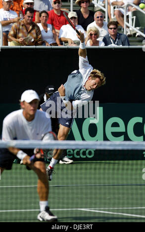 Apr 09, 2004; Delray Beach, FL, Stati Uniti d'America; la Coppa Davis: svedese Coppa Davis raddoppia i giocatori Jonas BJORKMAN, (R), serve mentre il suo compagno di squadra Thomas JOHANSSON, attende il ritorno al netto durante il loro quarterfinal match contro gli Stati Uniti Coppa Davis raddoppia il team di Bob e Mike Bryan, Sabato 10 Aprile 04, in Delray Beach. Il team statunitense ha vinto in retta fissa 6-3, 6-4, 6-4, e prende un 2-1 portano in corso Foto Stock