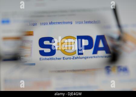 Osterode, Germania. 27 Nov, 2013. Illustrazione per Area unica dei pagamenti in euro (SEPA), che è un mezzo di pagamento-integrazione iniziativa dell' Unione europea per la semplificazione dei trasferimenti bancari denominati in euro, raffigurato in Osterode, Germania, 27 novembre 2013. A partire dal 01 febbraio 2014, il National account numeri sono sostituiti dal numero IBAN per trasferimenti bancari nazionali e internazionali nonché per il servizio di addebito diretto. Foto: Frank Maggio/dpa/Alamy Live News Foto Stock