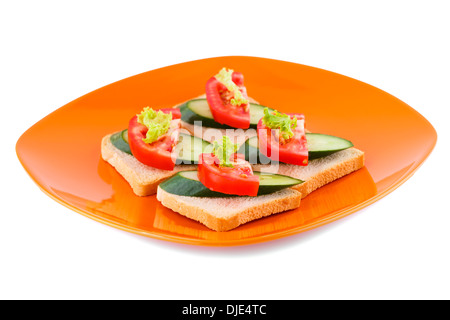 Fette biscottate panini con lattuga, pomodoro, cetriolo sulla piastra isolata su sfondo bianco. Foto Stock