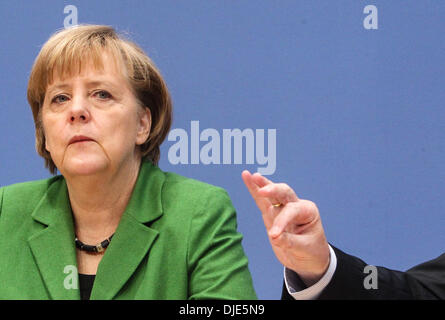 Berlino, Germania. 27 Nov, 2013. Il cancelliere tedesco Angela Merkel partecipa a una conferenza stampa tenutasi a Berlino il 9 novembre 27, 2013. I capi di Stato e di governo di Germania principali partiti provvisoriamente firmato un accordo di coalizione Mercoledì, spianando la strada per la formazione di un nuovo governo due mesi dopo una elezione federale. Credito: Zhang ventola/Xinhua/Alamy Live News Foto Stock