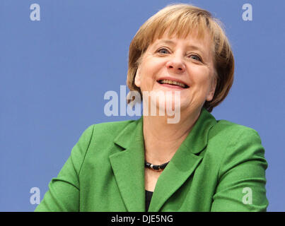 Berlino, Germania. 27 Nov, 2013. Il cancelliere tedesco Angela Merkel partecipa a una conferenza stampa tenutasi a Berlino il 9 novembre 27, 2013. I capi di Stato e di governo di Germania principali partiti provvisoriamente firmato un accordo di coalizione Mercoledì, spianando la strada per la formazione di un nuovo governo due mesi dopo una elezione federale. Credito: Zhang ventola/Xinhua/Alamy Live News Foto Stock