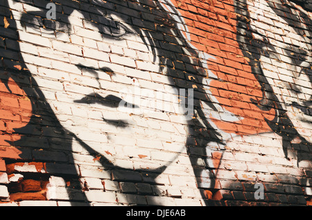 Graffiti realistico di un uomo e di una donna su un muro di mattoni in Deep Ellum. Dallas, Texas. Foto Stock