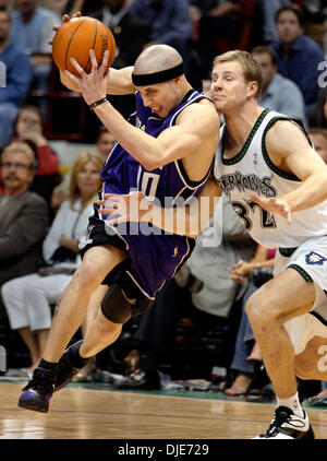 Maggio 03, 2004; Sacramento, CA, Stati Uniti d'America; Sacramento Kings " MIKE BIBBY in azione. Mike Bibby e Sam Cassell in scena un classico showdown nel quarto trimestre, quasi corrispondenti a ciascun altro colpo per colpo, ma era Bibby's Kings che è emerso con un 104-98 vincere nel gioco 1 del loro West semifinale serie. Bibby ha totalizzato 10 dei suoi 33 punti nel periodo finale mentre Cassell affondò 12 del suo gioco di alto livello 4 Foto Stock