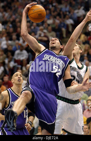Maggio 03, 2004; Sacramento, CA, Stati Uniti d'America; Sacramento Kings' BRAD MILLER in azione. Mike Bibby e Sam Cassell in scena un classico showdown nel quarto trimestre, quasi corrispondenti a ciascun altro colpo per colpo, ma era Bibby's Kings che è emerso con un 104-98 vincere nel gioco 1 del loro West semifinale serie. Bibby ha totalizzato 10 dei suoi 33 punti nel periodo finale mentre Cassell affondò 12 del suo gioco-alta Foto Stock