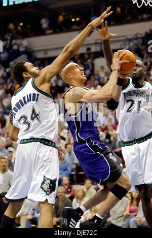 Maggio 03, 2004; Sacramento, CA, Stati Uniti d'America; Sacramento Kings' DOUG CHRISTIE in azione. Mike Bibby e Sam Cassell in scena un classico showdown nel quarto trimestre, quasi corrispondenti a ciascun altro colpo per colpo, ma era Bibby's Kings che è emerso con un 104-98 vincere nel gioco 1 del loro West semifinale serie. Bibby ha totalizzato 10 dei suoi 33 punti nel periodo finale mentre Cassell affondò 12 del suo gioco-hig Foto Stock