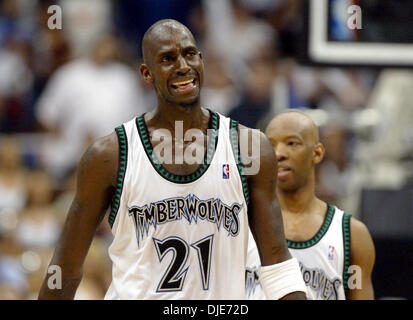 Maggio 03, 2004; Sacramento, CA, Stati Uniti d'America; Timberwolves' Kevin Garnett reagisce a perdere la partita. Mike Bibby e Sam Cassell in scena un classico showdown nel quarto trimestre, quasi corrispondenti a ciascun altro colpo per colpo, ma era Bibby's Kings che è emerso con un 104-98 vincere nel gioco 1 del loro West semifinale serie. Bibby ha totalizzato 10 dei suoi 33 punti nel periodo finale mentre Cassell affondò 12 di h Foto Stock