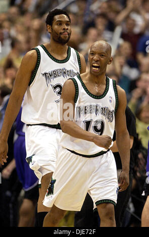 Maggio 03, 2004; Sacramento, CA, Stati Uniti d'America; Timberwolves' CASSELL reagisce a rendere un punto tre shot. Mike Bibby e Sam Cassell in scena un classico showdown nel quarto trimestre, quasi corrispondenti a ciascun altro colpo per colpo, ma era Bibby's Kings che è emerso con un 104-98 vincere nel gioco 1 del loro West semifinale serie. Bibby ha totalizzato 10 dei suoi 33 punti nel periodo finale mentre Cassell affondò 12 Foto Stock